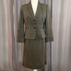 Tahari Jacket/Blazer & Skirt Suit Black EUC 8P